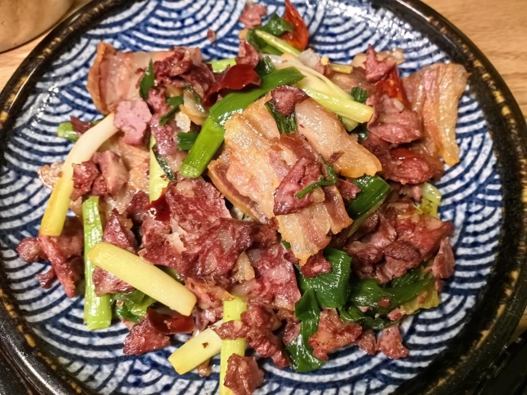 腊肉炒猪血丸子