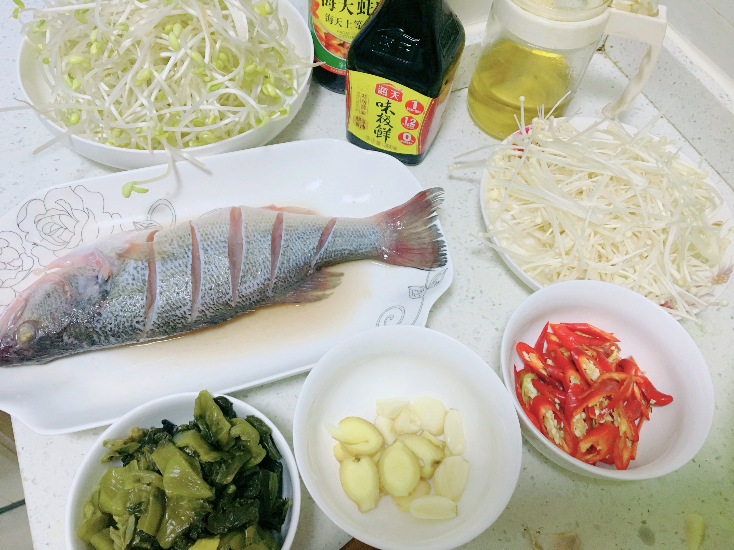 酸辣水煮鲈鱼的做法 步骤1