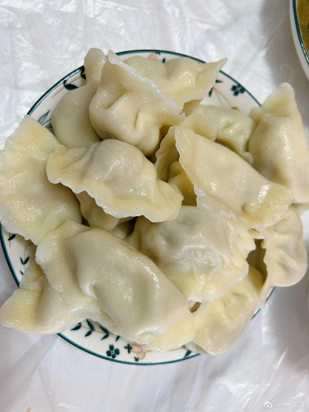 爆汁牛肉芹菜饺子🥟（附牛肉馅不干柴方法）