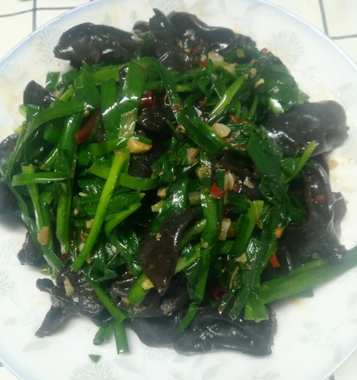 黑木耳炒韭菜
