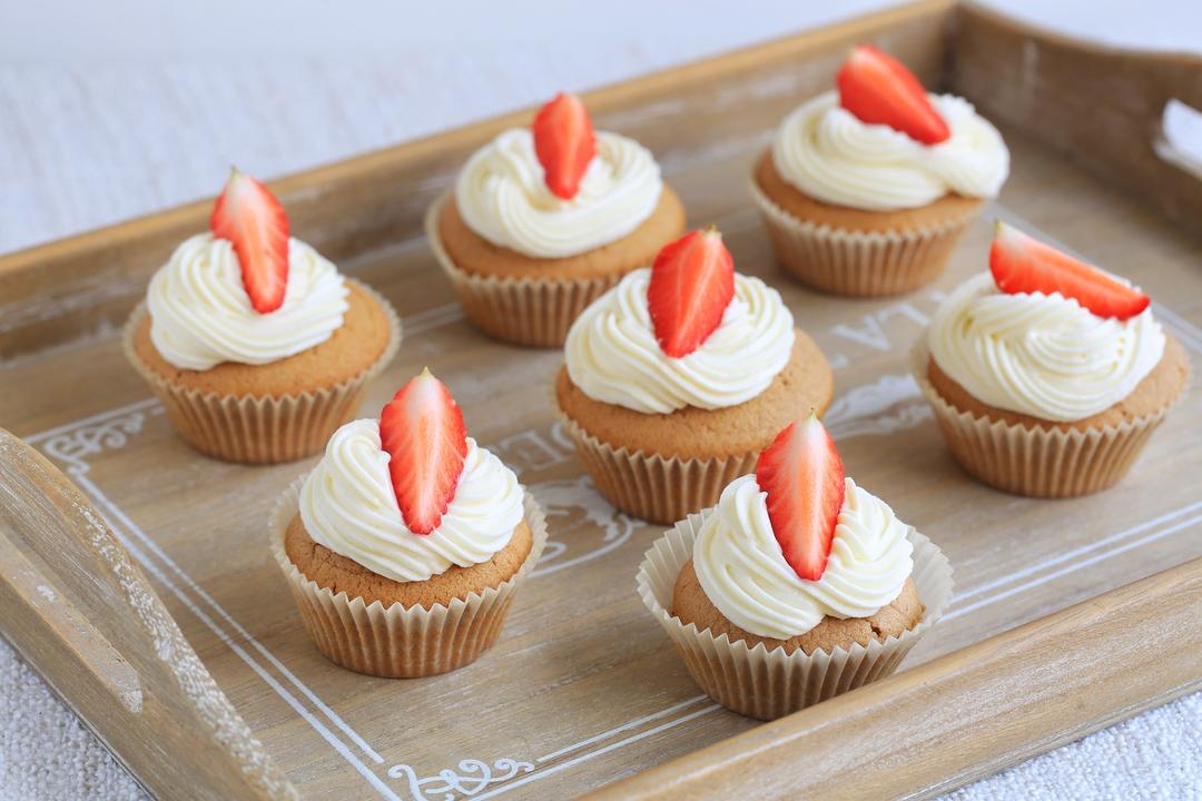 草莓奶油肉桂杯子的做法