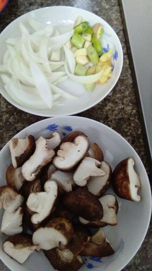 香菇焖鸡块的做法 步骤1