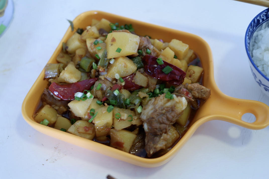 超级下饭的土豆烧排骨