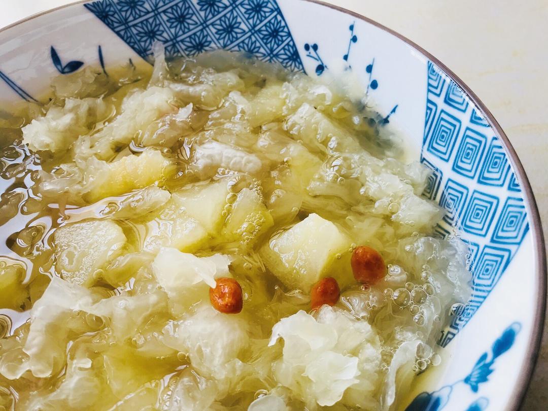 银耳雪梨枸杞羹🥥银耳雪梨枸杞椰汁汤的做法