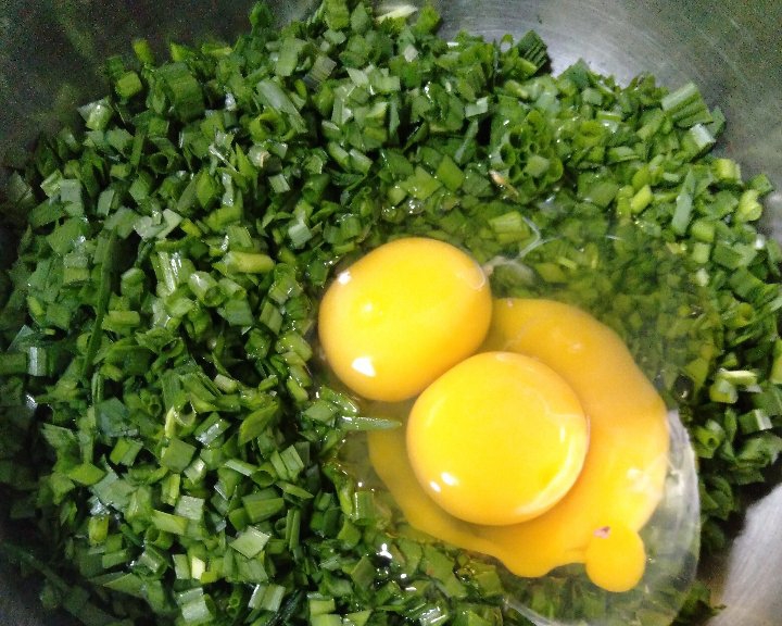 韭菜炒鸡蛋，超级简单的菜谱，用料简单，做法简单，快速出锅～的做法 步骤2