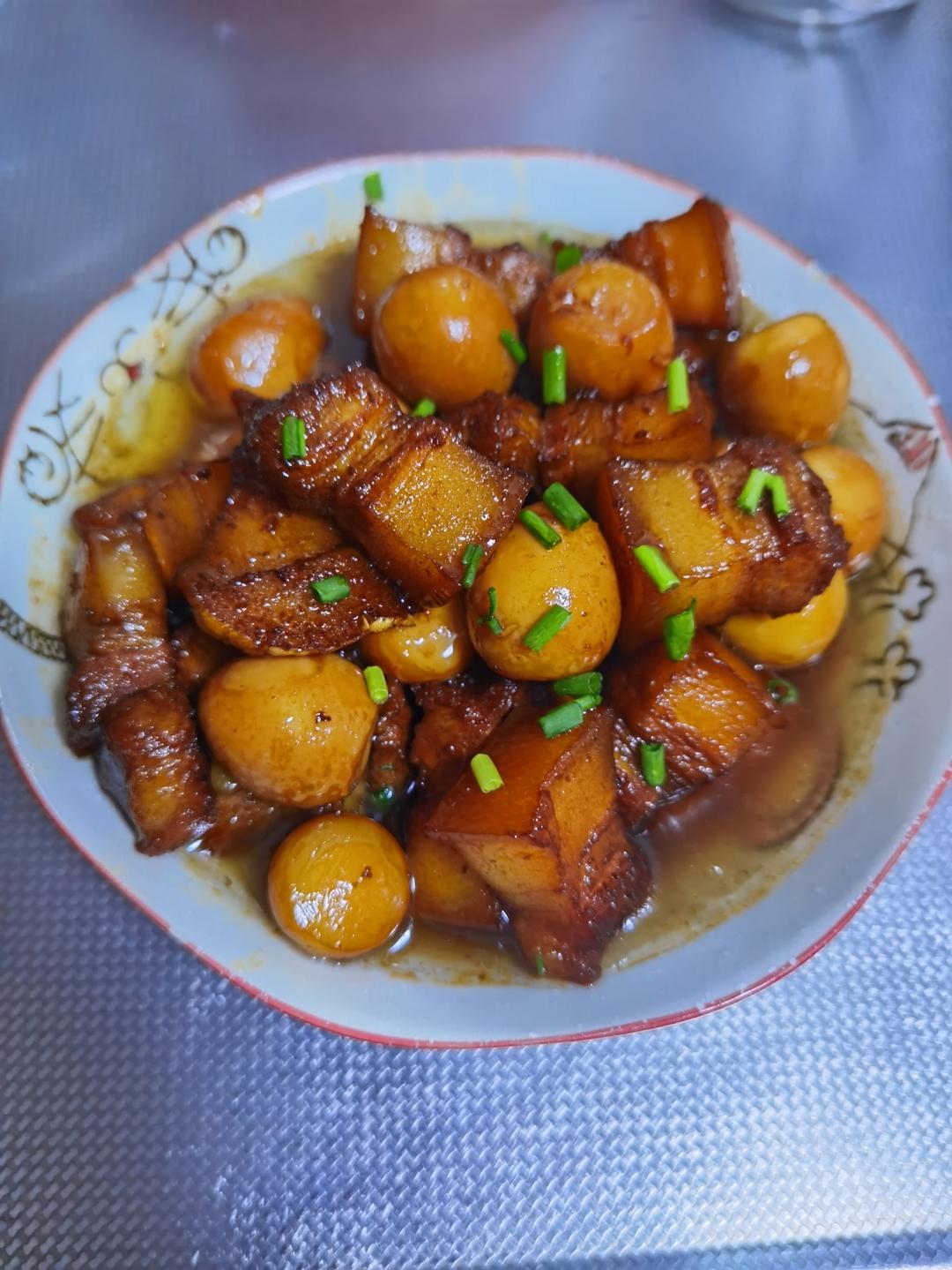 加了鹌鹑蛋后，这盘红烧肉，美味的逆天啦——鹌鹑蛋烧肉（孔瑶食谱）
