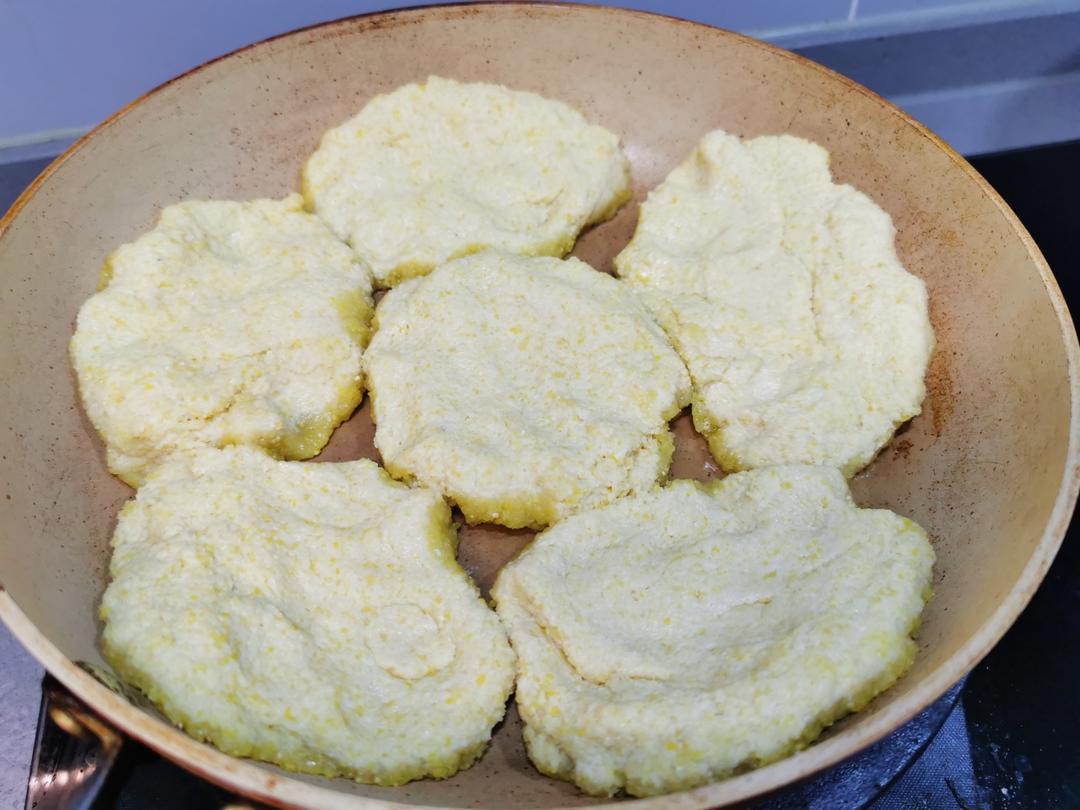 农家乐中的锅贴饼子（玉米饼子 大饼子）