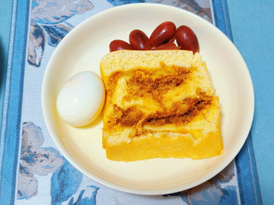 咸蛋黄芝士肉松吐司