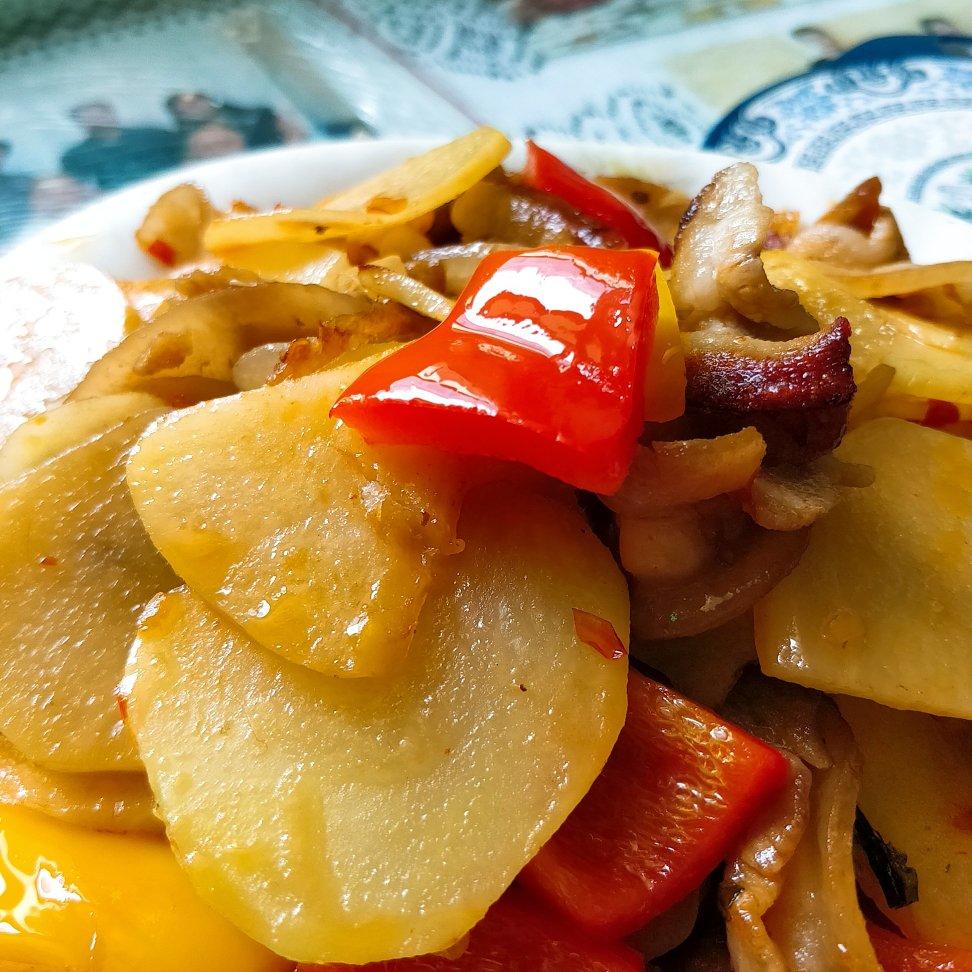 五花肉干煸土豆片