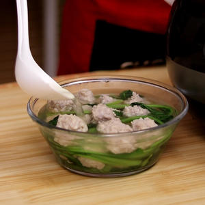 小白菜汆丸子汤，鲜嫩爽口又低脂的做法 步骤8