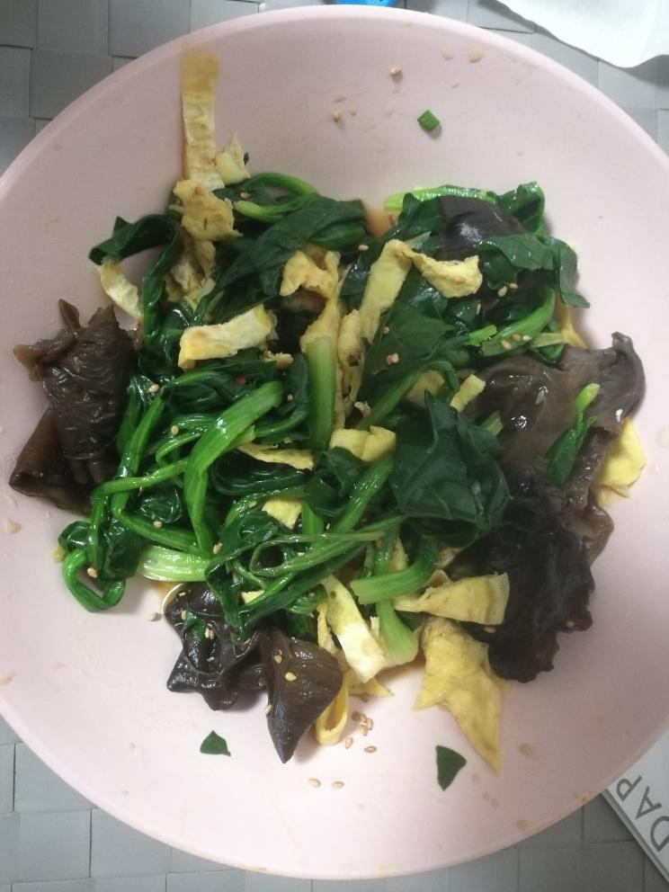 菠菜蛋皮拌木耳的做法