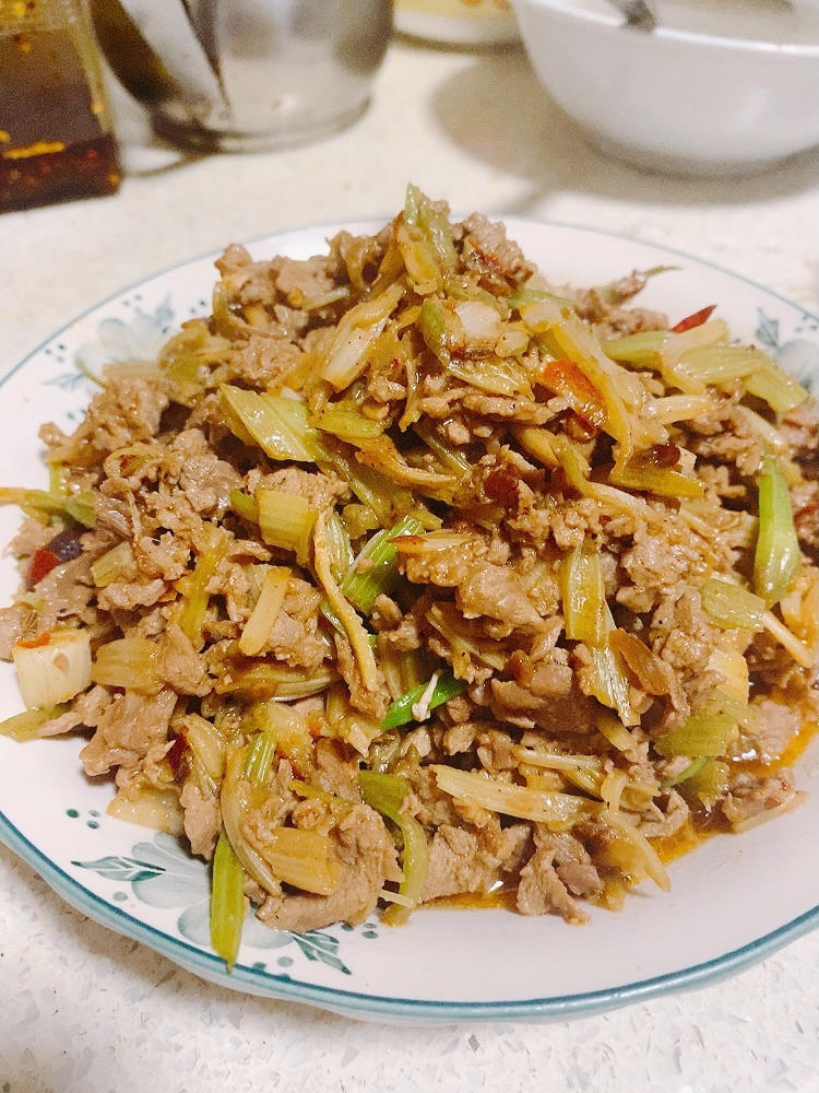 两个小窍门，教你炒出嫩滑不柴、没有腥味的芹菜炒牛肉