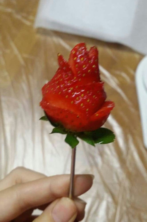草莓玫瑰花——让草莓一分钟变玫瑰