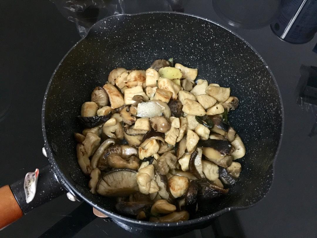 蘑菇滑鸡（香菇滑鸡）