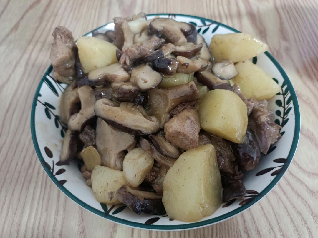 超级下饭土豆香菇炖鸡腿