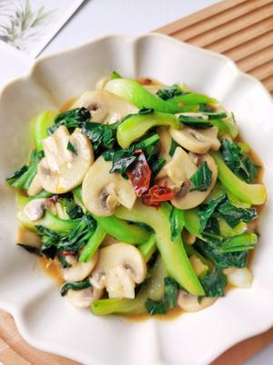 蘑菇炒青菜，清新鲜美，做法简单，全家都爱吃的做法 步骤13