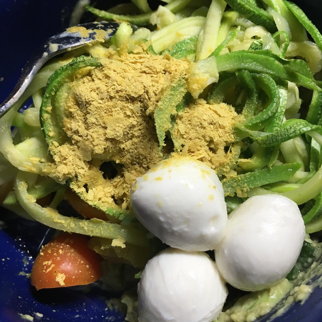 烤鹰嘴豆配无油牛油果青酱西葫芦意面