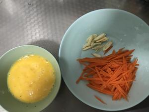 蛋皮胡萝卜丝拌菠菜的做法 步骤1