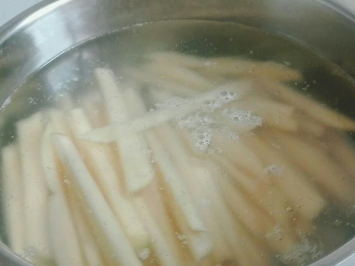 炸土豆条的做法 步骤2