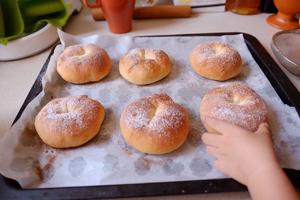 #阿夏和木木的60个面包计划#第8个: 无油甜甜圈的做法 步骤4
