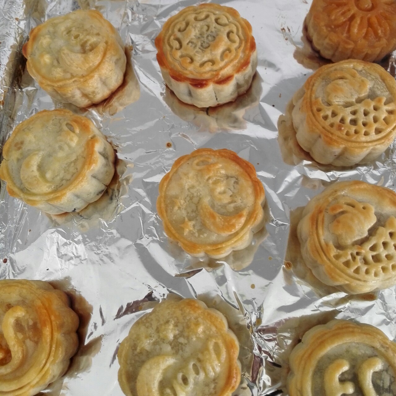 红莲蓉奶油皮月饼