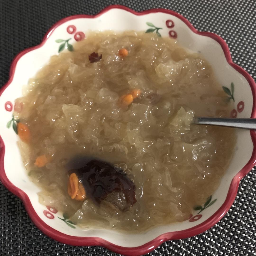 冰糖银耳红枣汤
