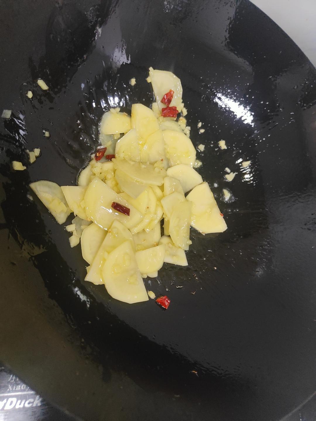 青紅椒炒土豆片的做法 步驟4