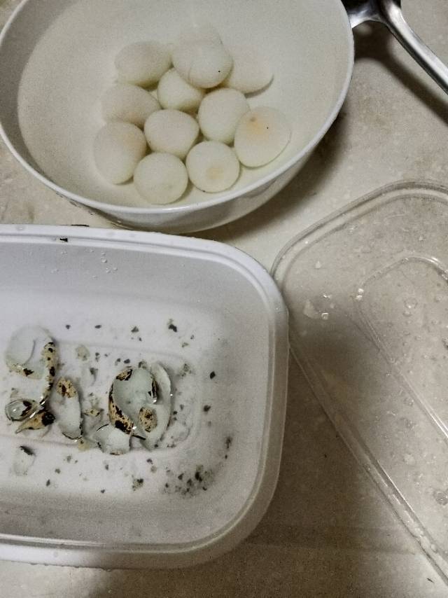 鹌鹑蛋剥壳