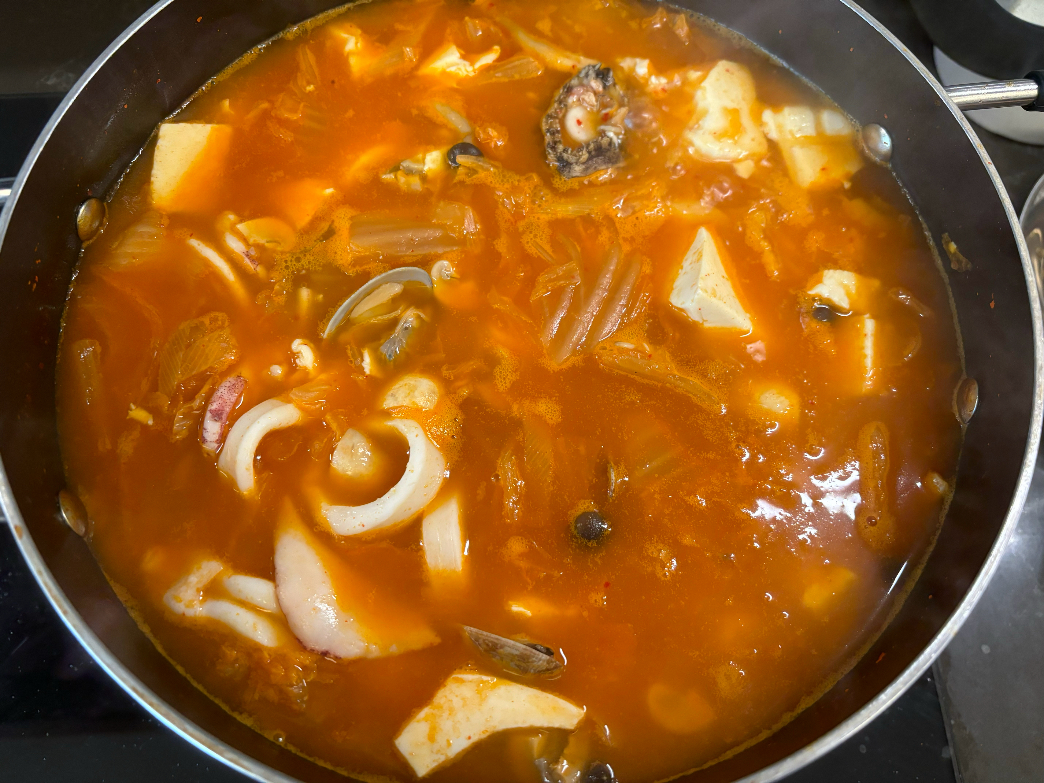 韩式海鲜泡菜豆腐汤的做法 步骤3
