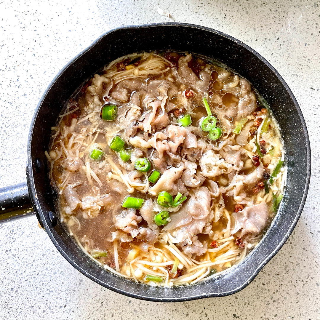 酸汤金针菇肥牛卷