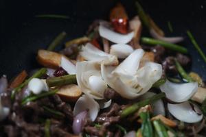芹菜百合香干炒牦牛肉丝的做法 步骤4