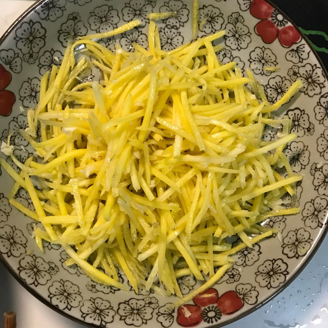 炝拌黄萝卜