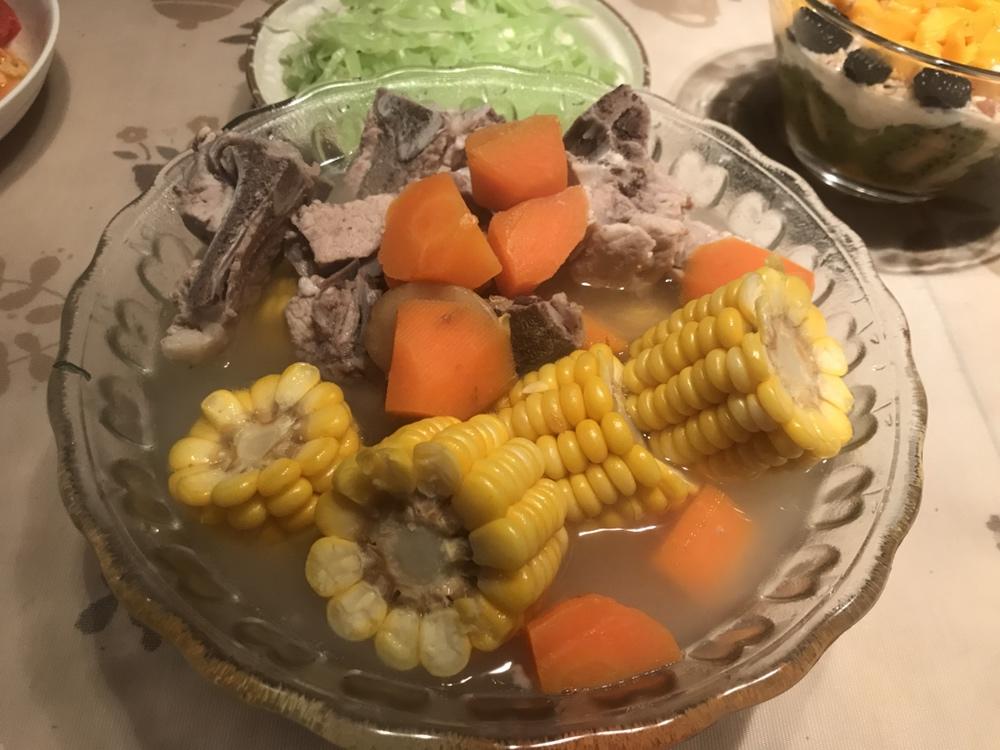 清甜胡萝卜玉米排骨汤