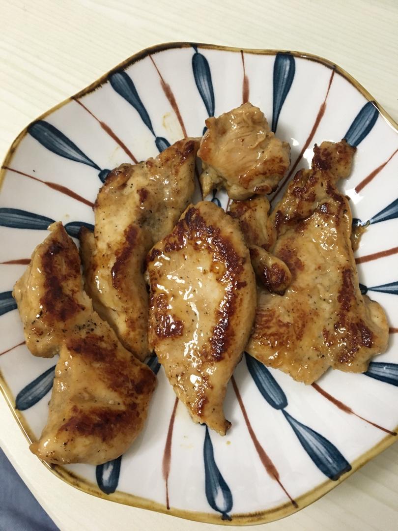 香煎鲜嫩多汁的黑椒鸡胸肉