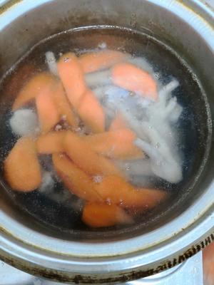 鸡脚熬胡萝卜汤的做法 步骤2