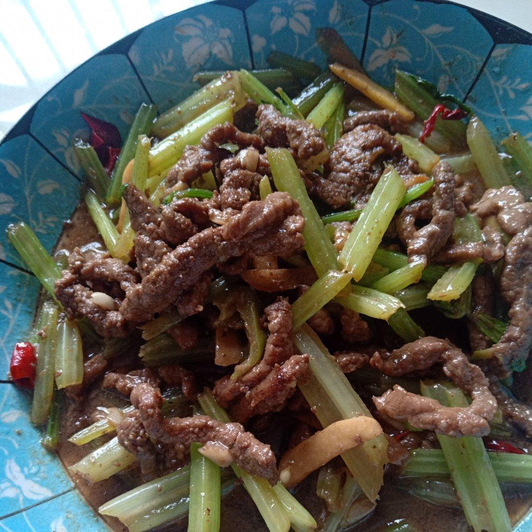 芹菜炒牛肉【附让牛肉嫩嫩的小秘密】