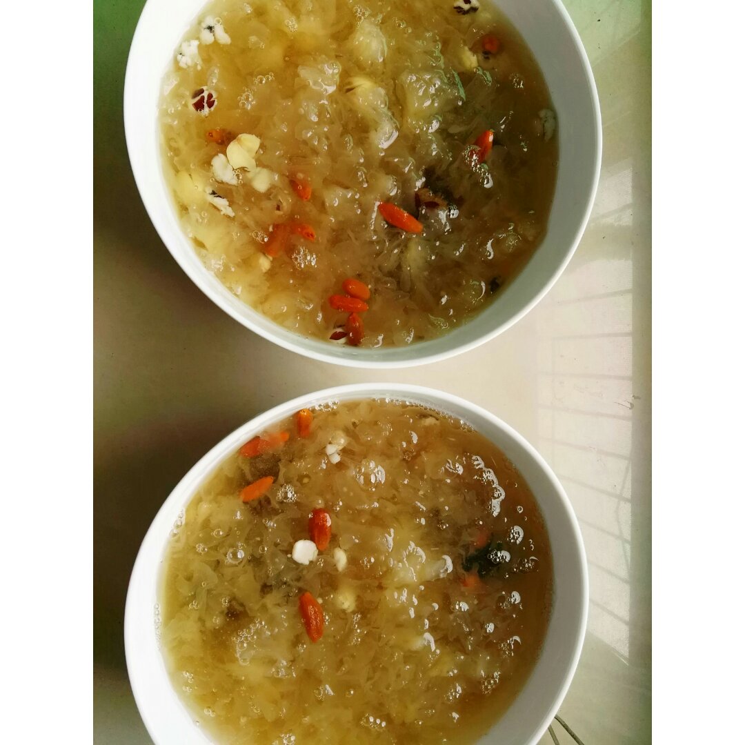 银耳红枣莲子羹Tremella jujube lotus nuts sweet soup