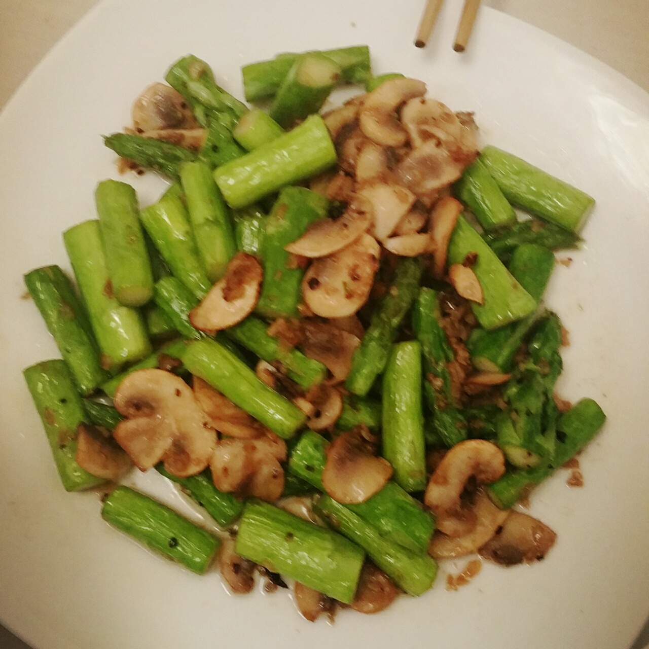 芦笋炒蘑菇