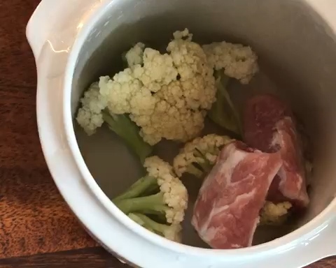 宝宝辅食—花菜排骨汤的做法 步骤2
