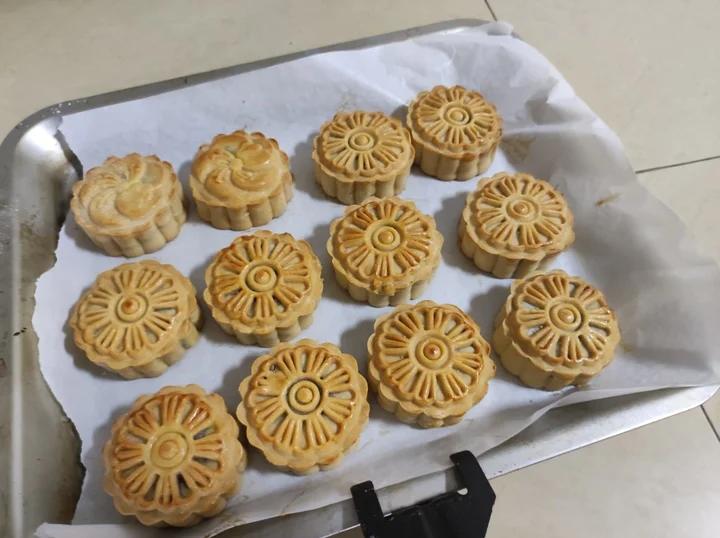 广式月饼—蛋黄莲蓉月饼