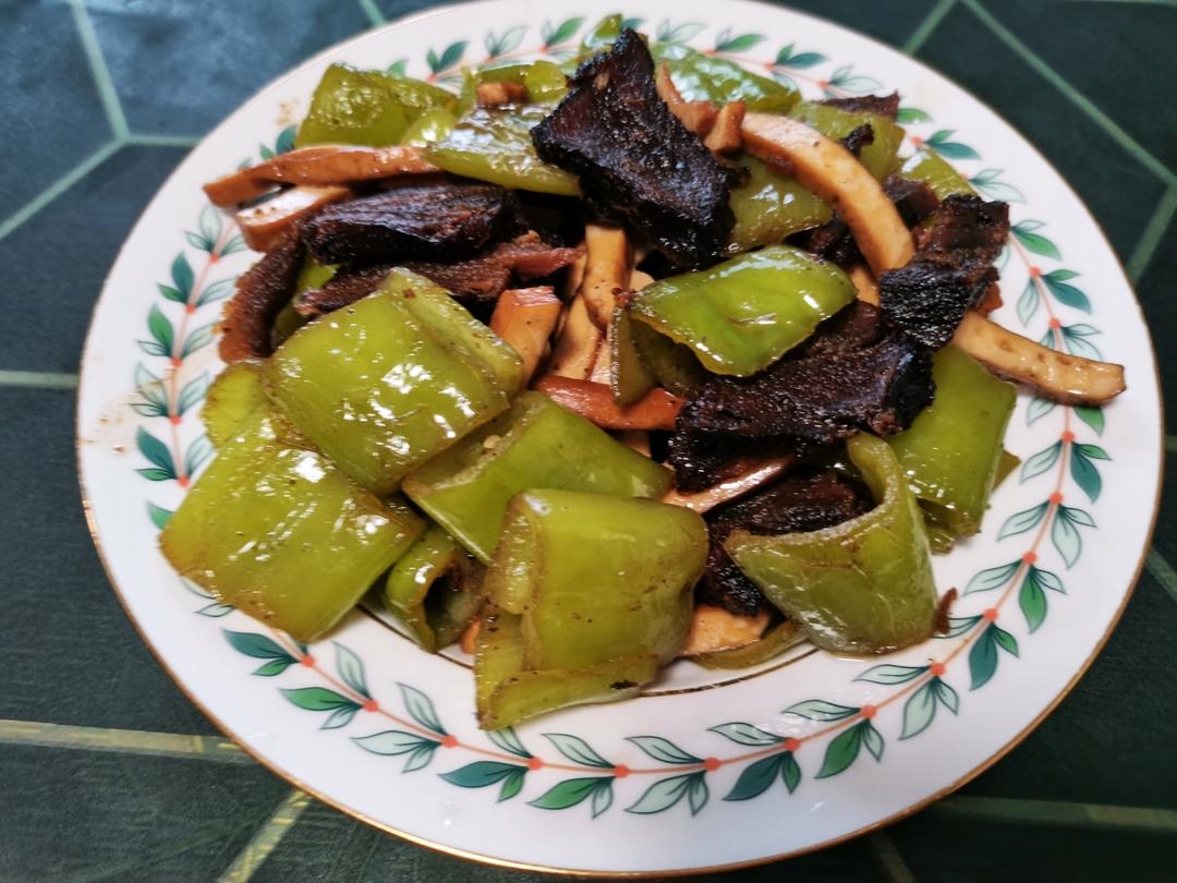 湘西熏肉炒青椒