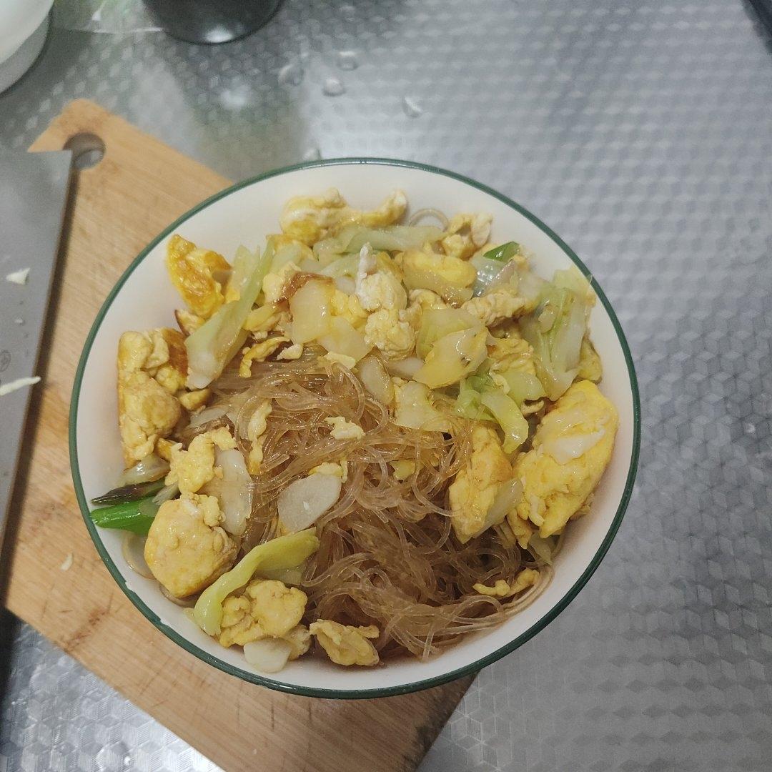 做鸡蛋炒粉丝，千万不要直接炒，多加一步，好看又好吃