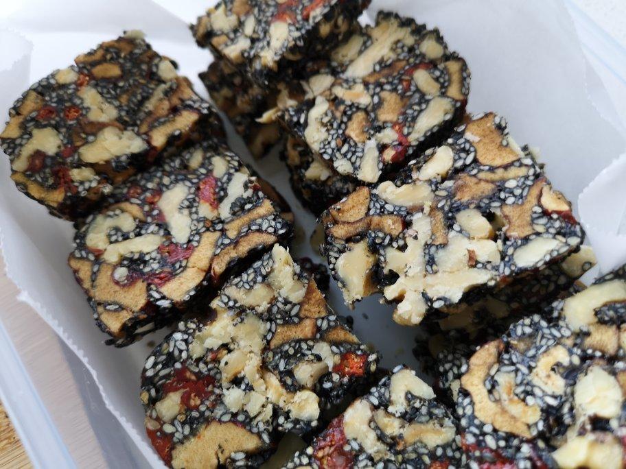 沐沐然然做的黑芝麻红枣核桃糕