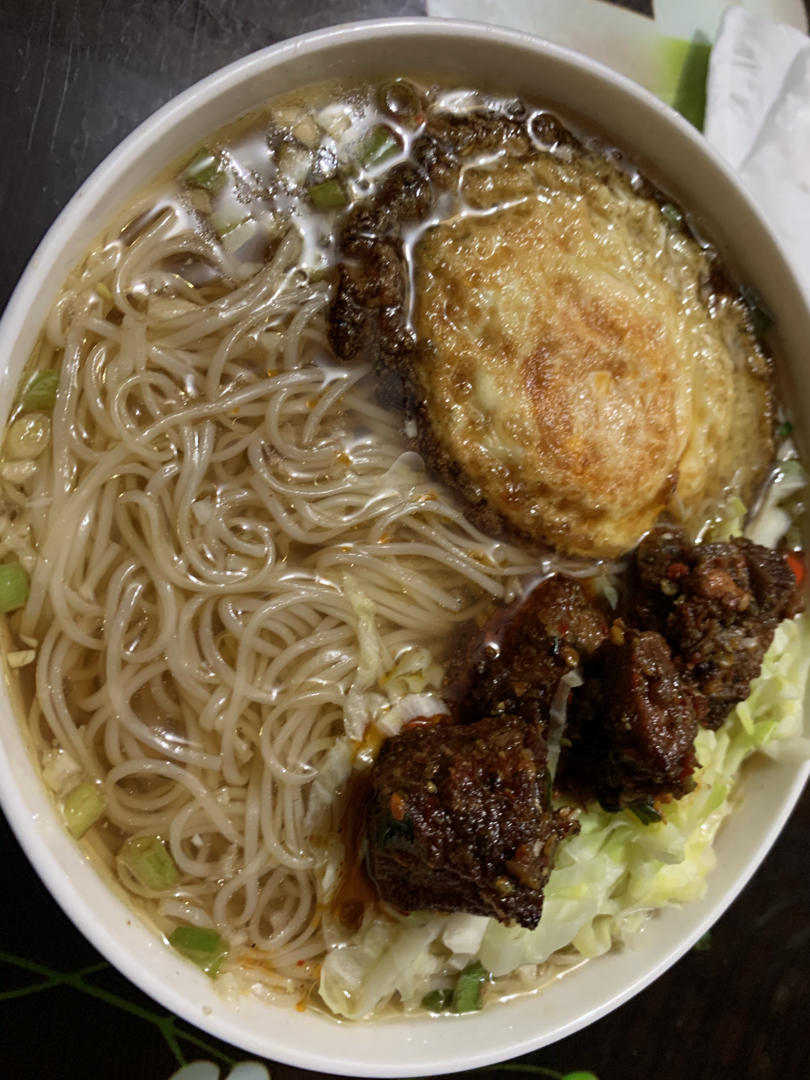 一碗清汤面 🍜 —— 秋日里的治愈系