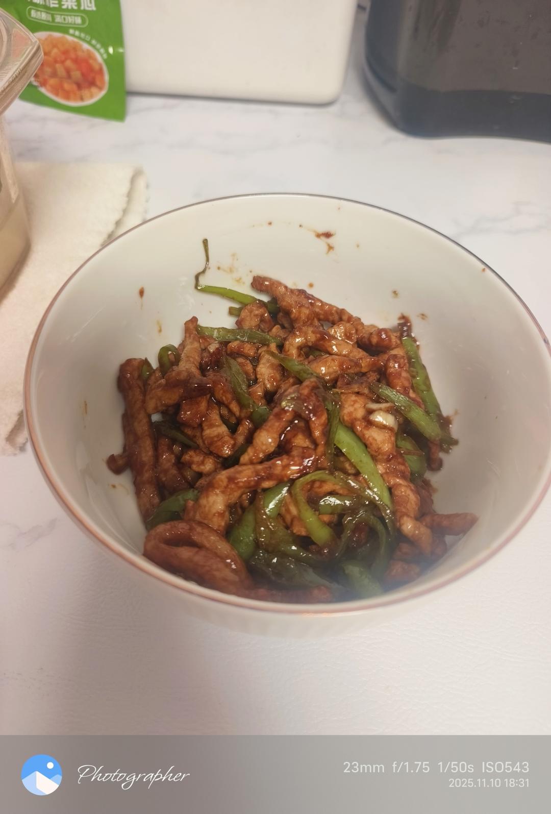 青椒肉丝，这样炒太好吃了。