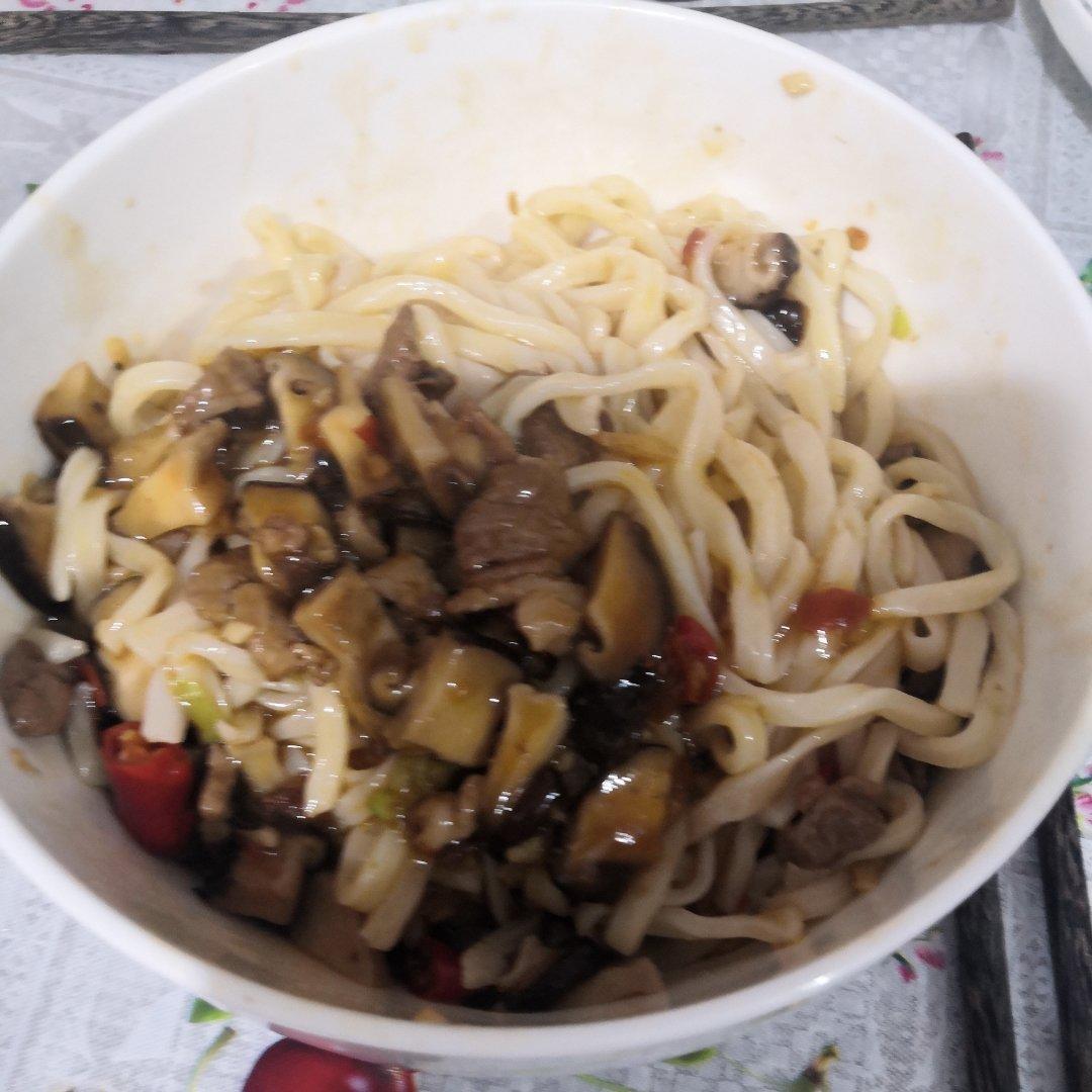 吃面条必备的香菇猪肉卤