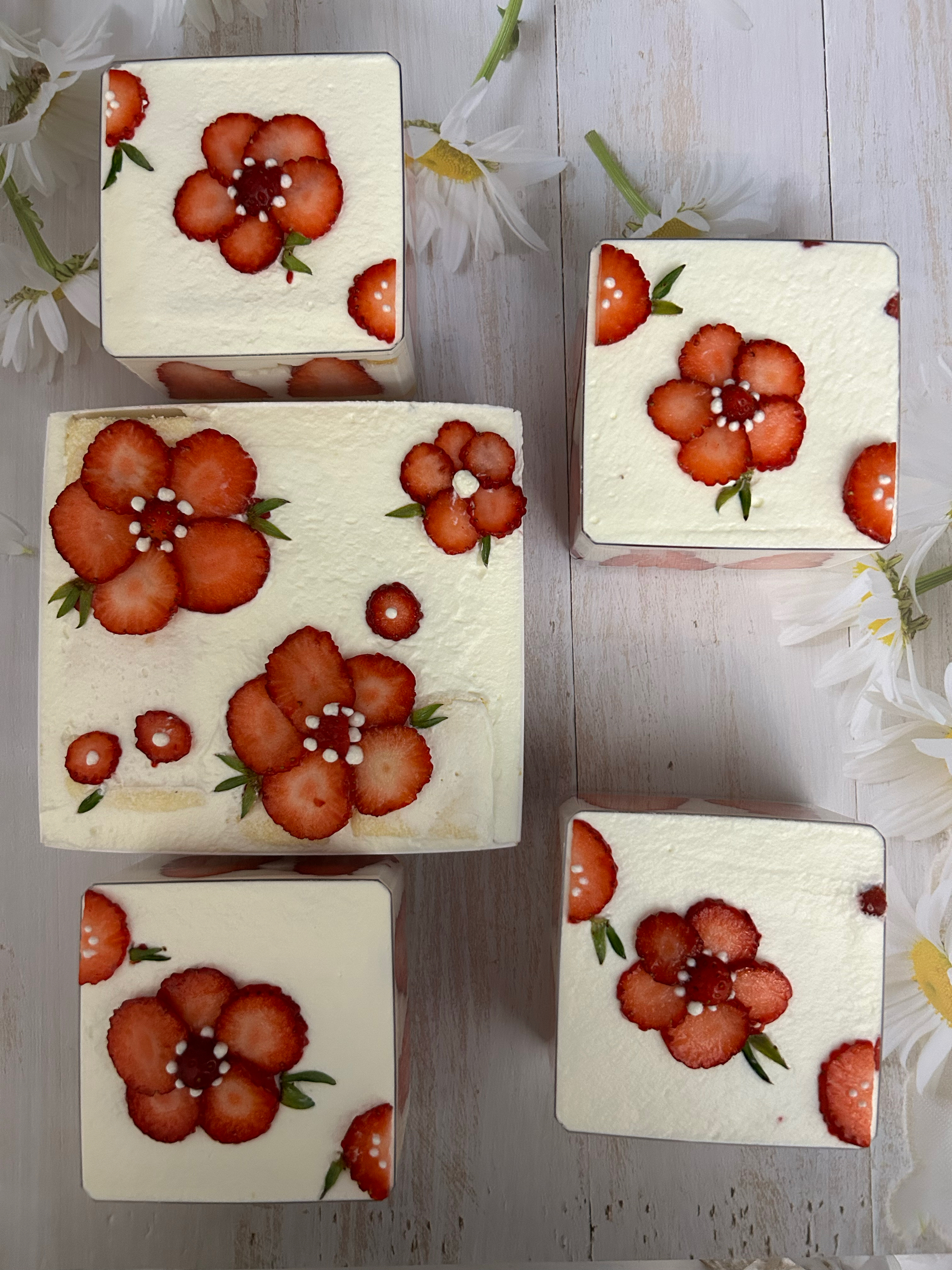 草莓蛋糕盒子：送你一朵小花花🌺的做法