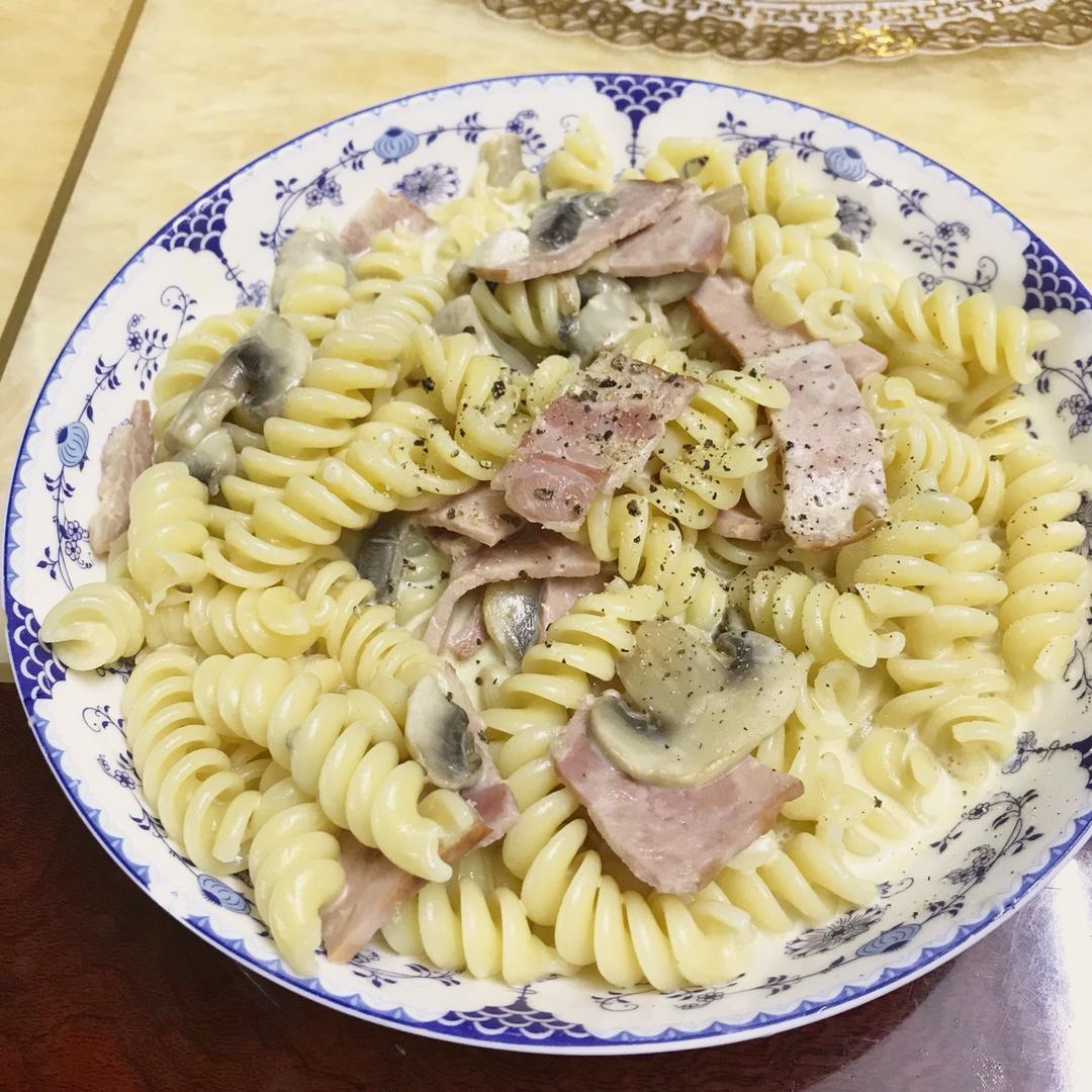白蘑菇奶油培根意面