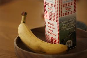 【减脂期饮料】香蕉牛奶的做法 步骤1