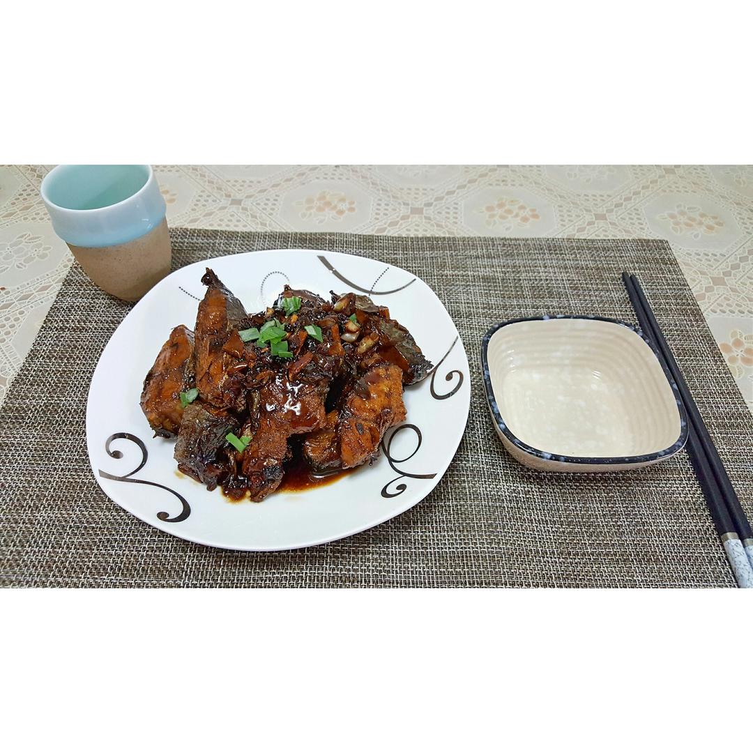 爆鱼。又叫熏鱼。